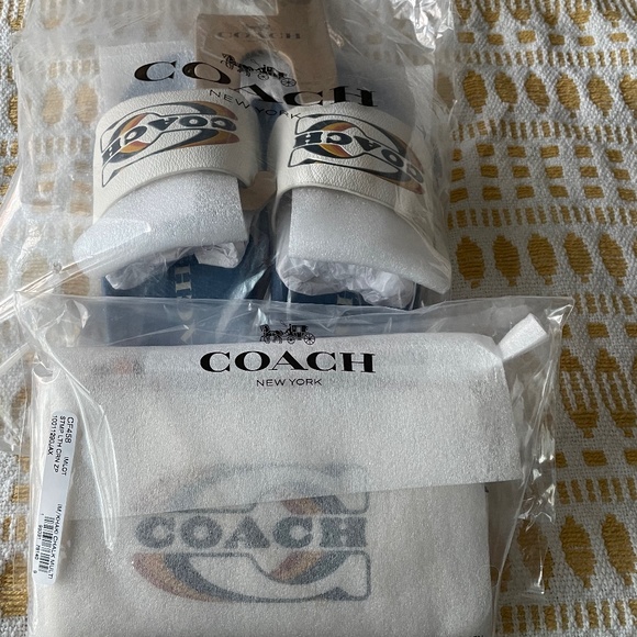 Coach slides and wristlet - Picture 7 of 7